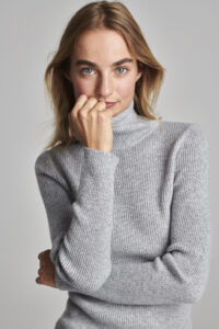 Gocashmere Fijngebreide geribde coltrui van biologisch cashmere [#700636]